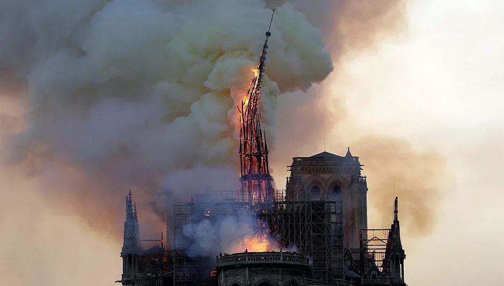 "Стрелата" на Нотр Дам се срути от пожара