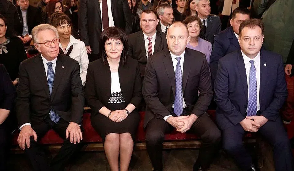 Рамо до рамо: Хвалят Търновската конституция