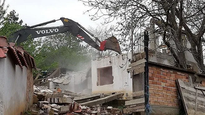 Багери събориха ромски къщи в Стара Загора