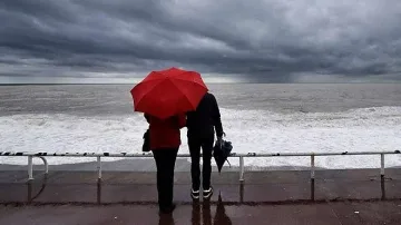 Остава хладно, облачно и дъждовно