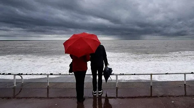 Остава хладно, облачно и дъждовно