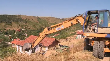 Събарят незаконни постройки в Стара Загора