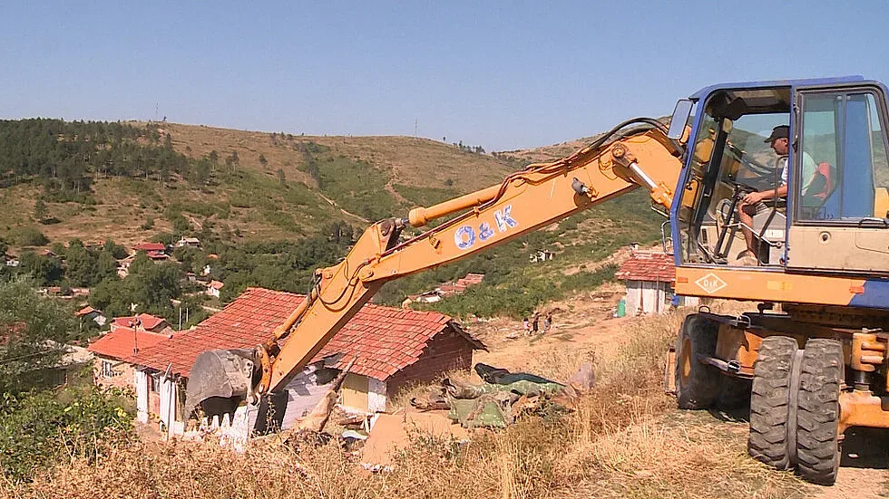 Събарят незаконни постройки в Стара Загора