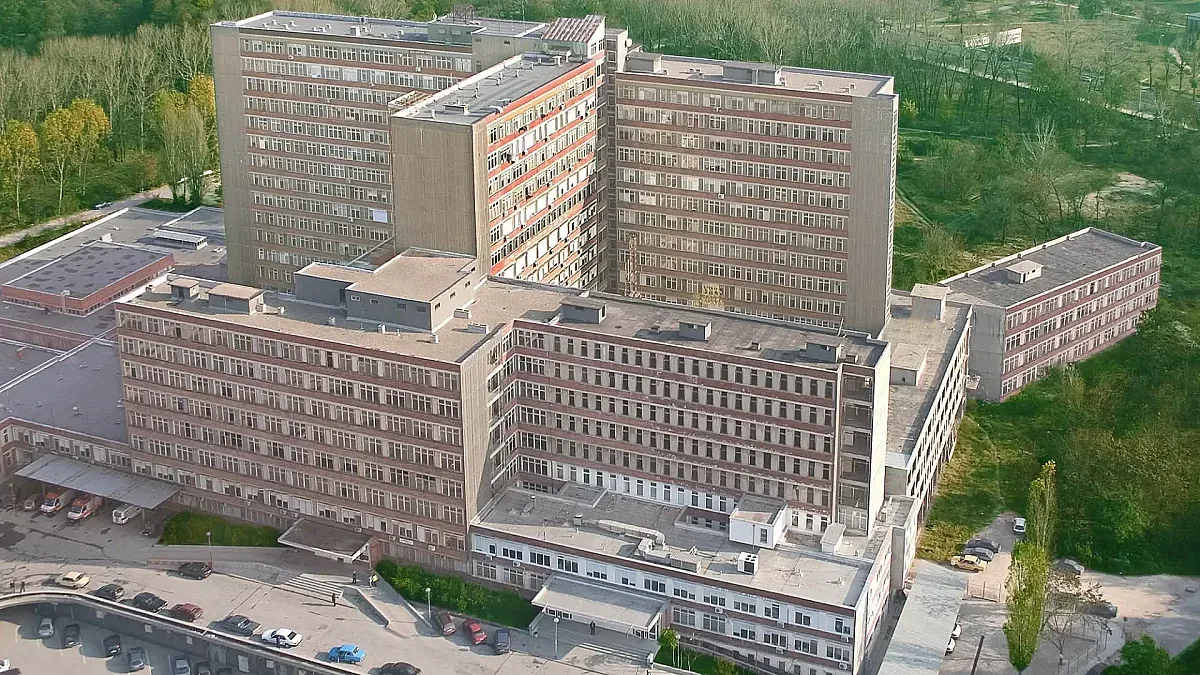 Персоналът на огромна наша болница скочи в защита на директора