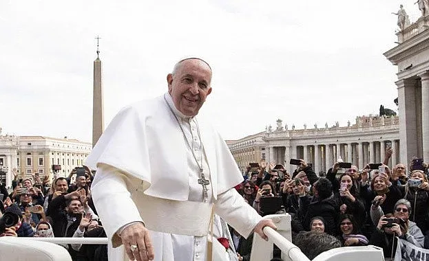 Папата: Не ставайте роби на смартфоните