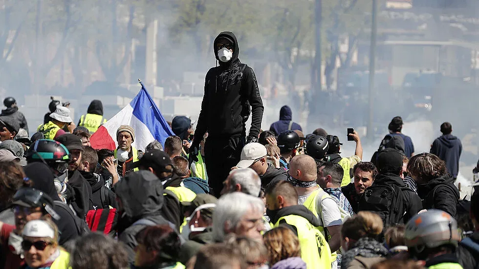 Ново недоволство на "жълтите жилетки"