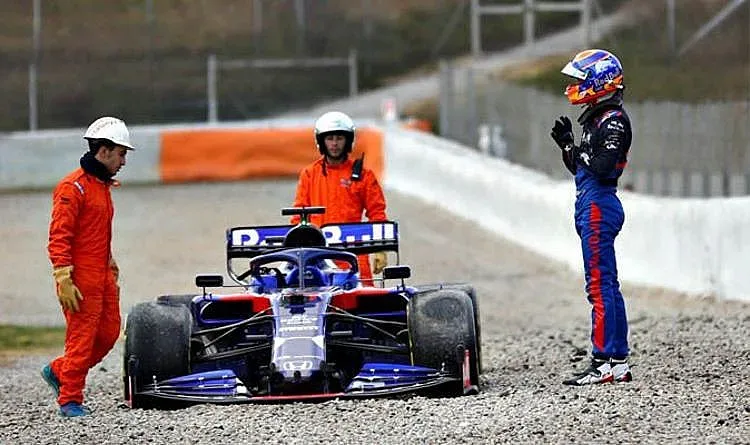 Пилот на Торо Росо катастрофира тежко (ВИДЕО)