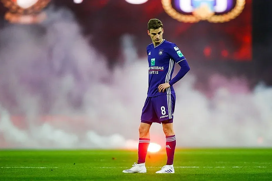 Пиротехника прекъсна дербито в Белгия (ВИДЕО)