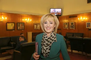 Манолова събира храни за кампанията „Купи и сподели“