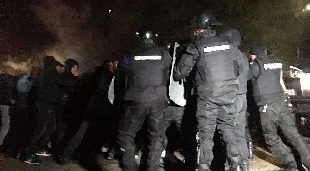 Нови сблъсъци на вечерен протест в Габрово