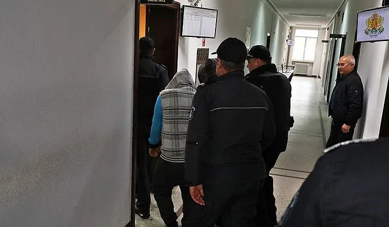 Тримата роми-биячи от Габрово остават в ареста