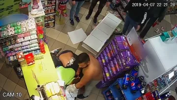 Напрежение и протести заради бой в магазин