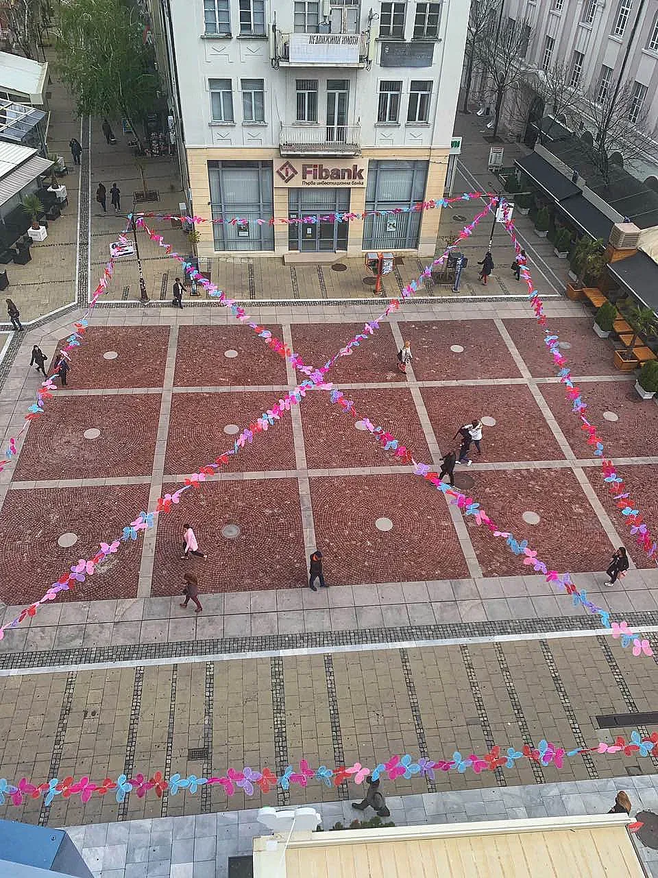 Цветни пеперуди красят Благоевград за Великденските празници