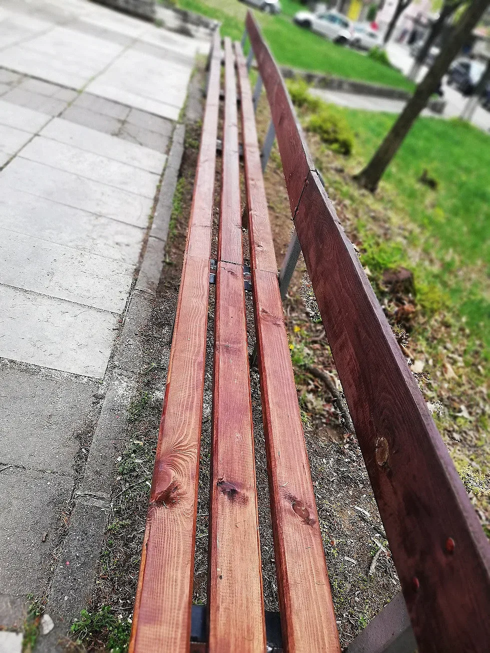 Камбитов разпореди да се монтират нови пейки в двора на МБАЛ