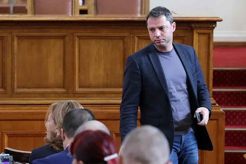 Добрев напуска парламента, за да защити името си