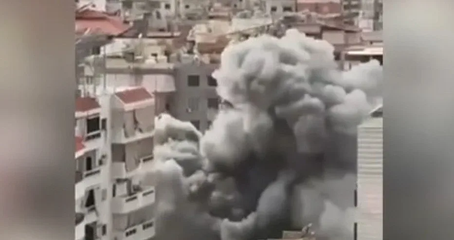 Пламна нова война! Падат сгради в култов град