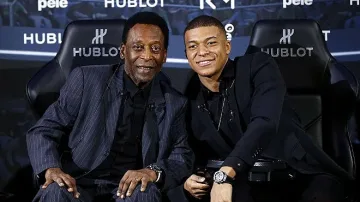 Пеле излезе от болницата в Париж