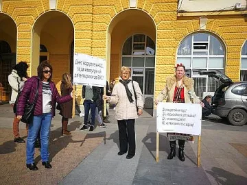 Медсестрите в Сливен на протест