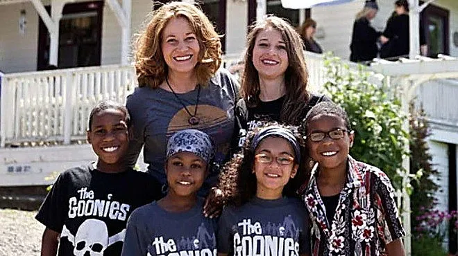 Семейство лесбийки се самоуби с шестте си деца