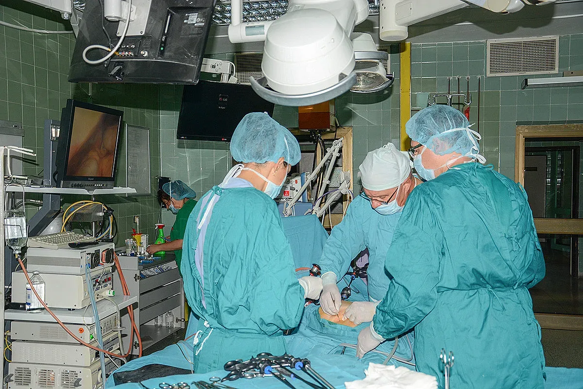 5 часа се борят да спасят простреляната курсантка