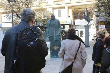 Искат да купят паметника на Борисов