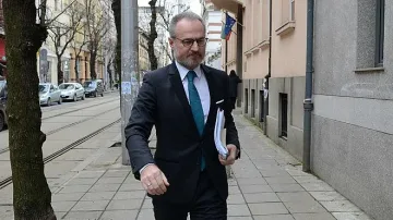 Панов се върна, отказва да говори за апартамента