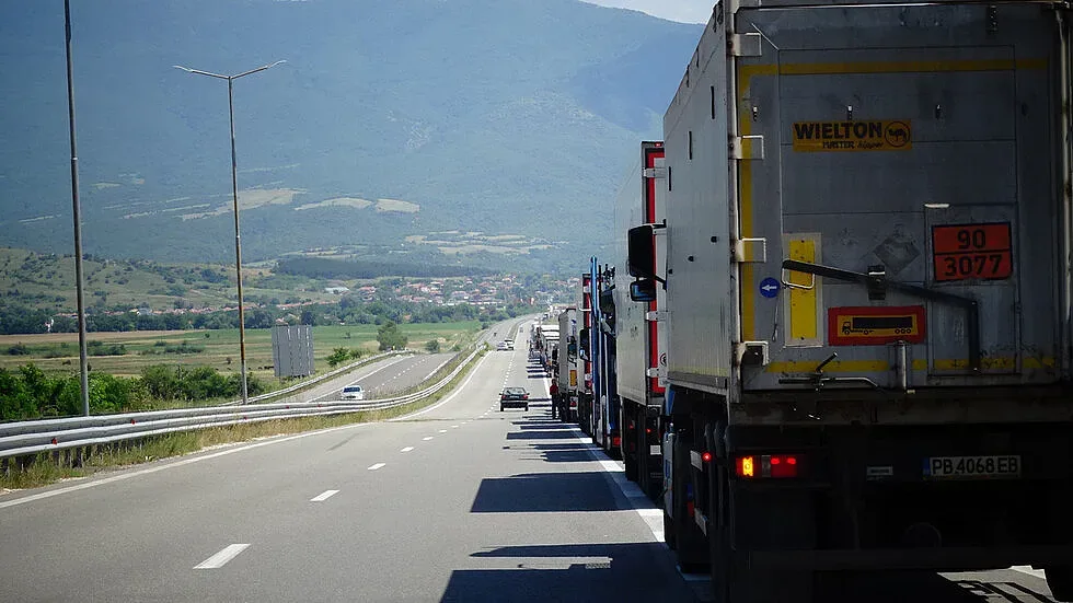 Километрична колона от тирове на Дунав мост