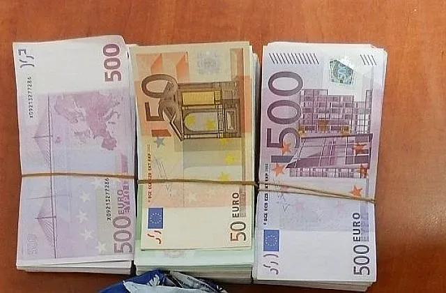 Хванаха 130 хил. евро в кутии с бисквити