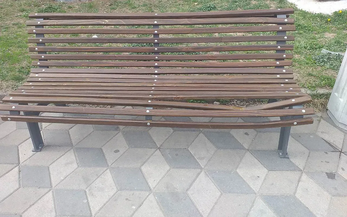 Вандали унищожиха нови пейки