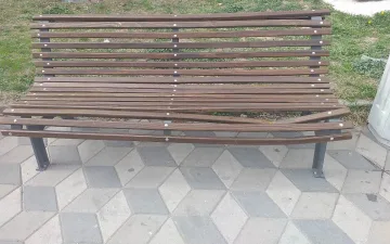 Вандали унищожиха нови пейки