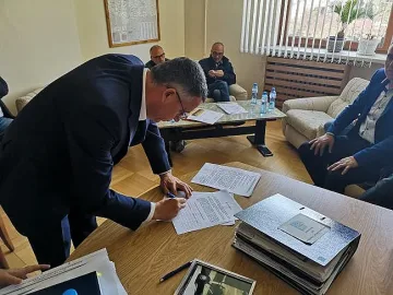 Кмет инициира подписка за запазване на летище