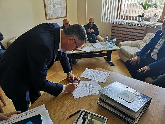 Кмет инициира подписка за запазване на летище