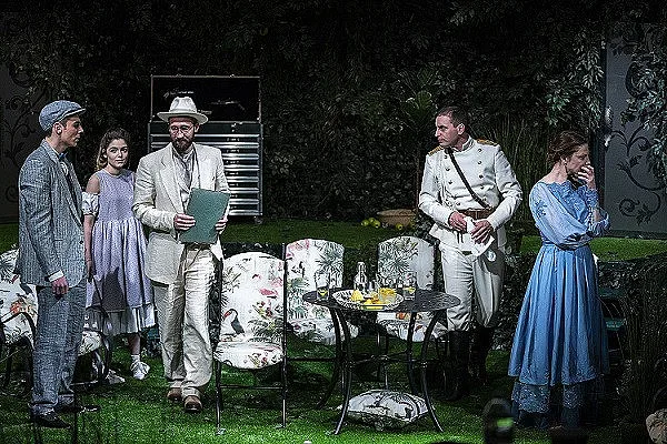 Любовен триъгълник в Народния театър