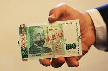 Новата столевка по-трудна за фалшифициране от еврото