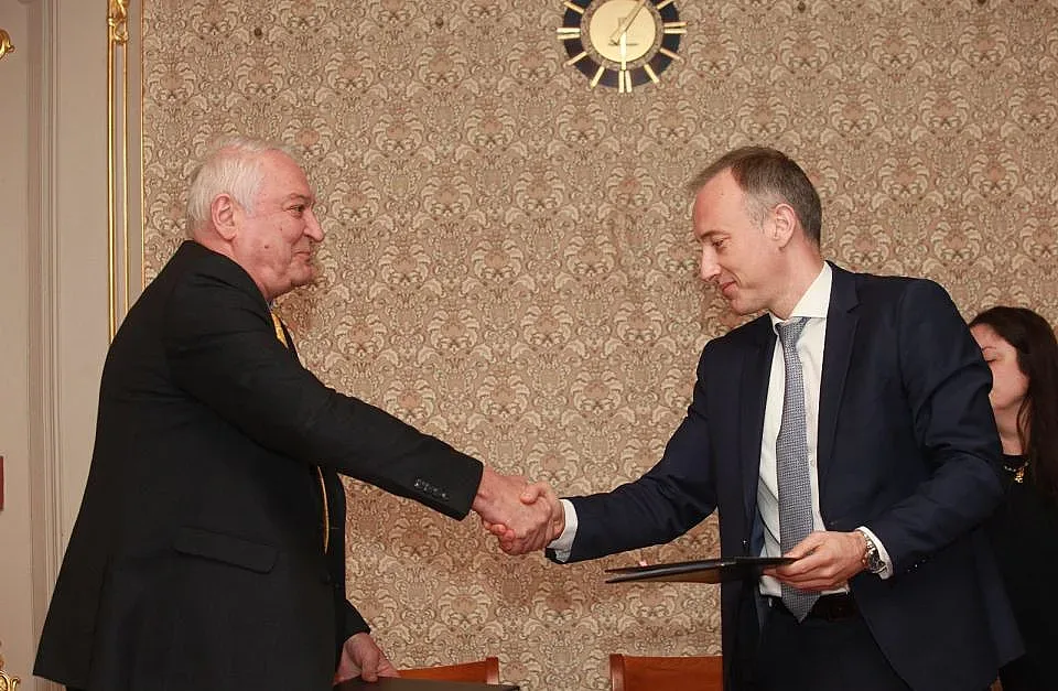 Ученици ще гледат „учебни“ спектакли