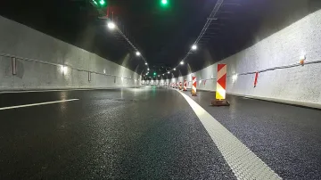 Аварирал ТИР блокира тунела "Витиня"