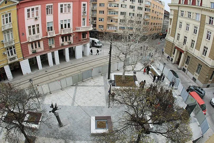 Махат оградата на площад Гарибалди в София