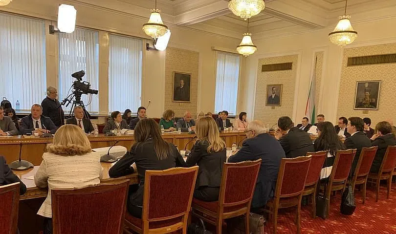 Правната комисия върна старите преференции за вота