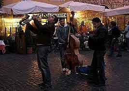 Селфи с улични музиканти крадци