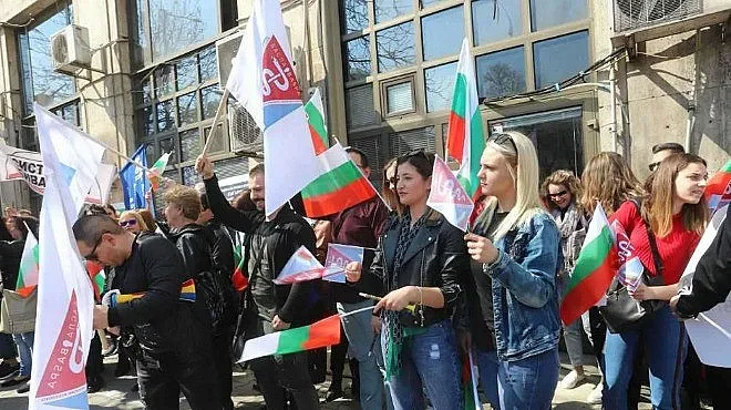 Бели престилки пеят "Черната овца" на Ананиев