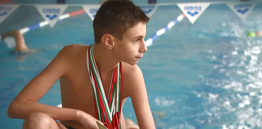 Момче с аутизъм се готви за шампион по плуване
