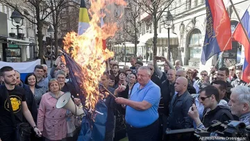 Националисти в Белград запалиха знамената на САЩ и ЕС