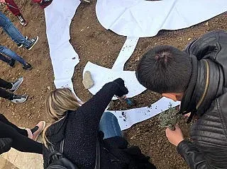 Цветен биберон поздрави майки и бебета с Първа пролет