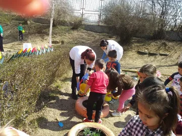 Деца и родители преобразиха двора на ДГ „Света Богородица”