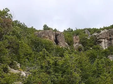Боговете правят любов в пещерата Утробата