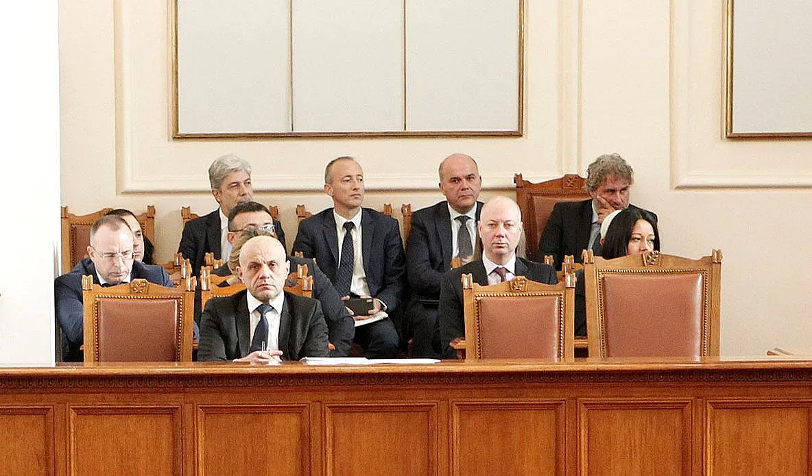 Петима министри отговарят на депутатски въпроси