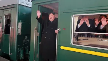 Влакът на Ким - коняк, снайперисти и розови дивани