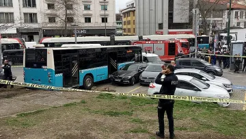 Автобус помете пешеходци на спирка в Истанбул