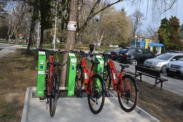 Електрически велосипеди по улиците в Белене