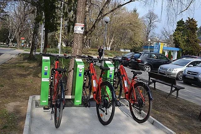 Електрически велосипеди по улиците в Белене